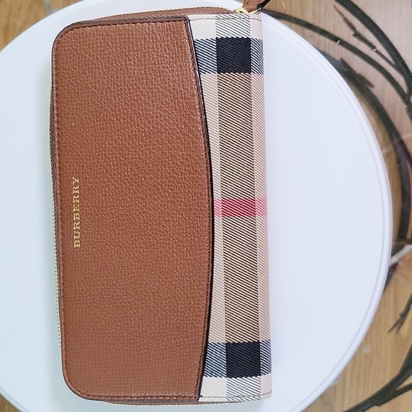 Like New Burberry House Check Derby Leather Elmore Wallet - Picture 5 of 12